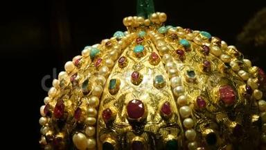 真正古老的古董皇家皇冠，用于官方加冕，装饰着黄金，钻石，<strong>红宝</strong>石，蓝宝石和